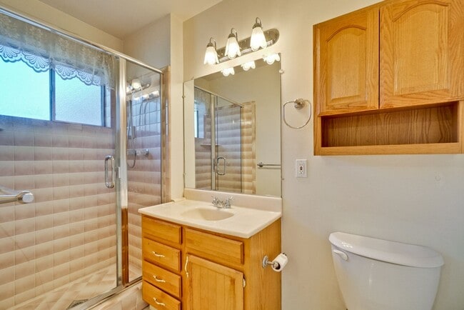 Building Photo - 1109 White Cliff Dr