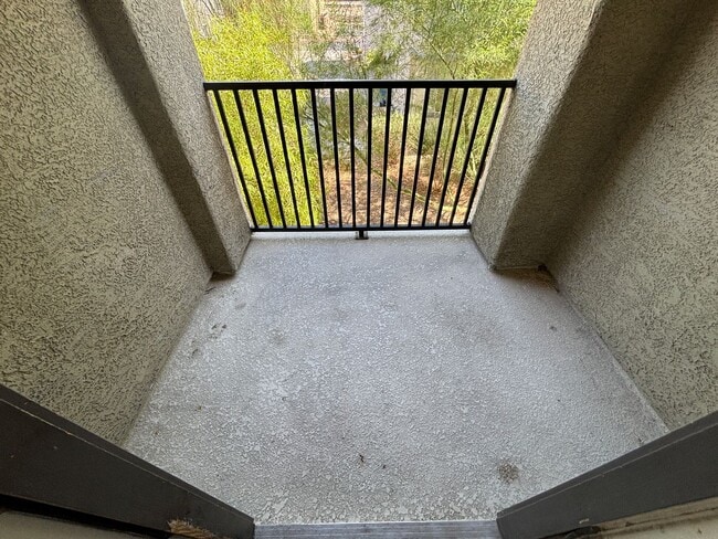 Building Photo - GUARD GATED 3 BED 2.5 BATH 2 CAR GARAGE TO...