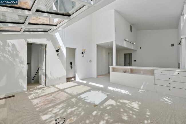 Building Photo - 660 La Casa Via