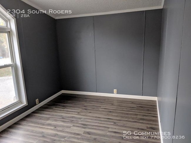 Building Photo - 2304 S Rogers St