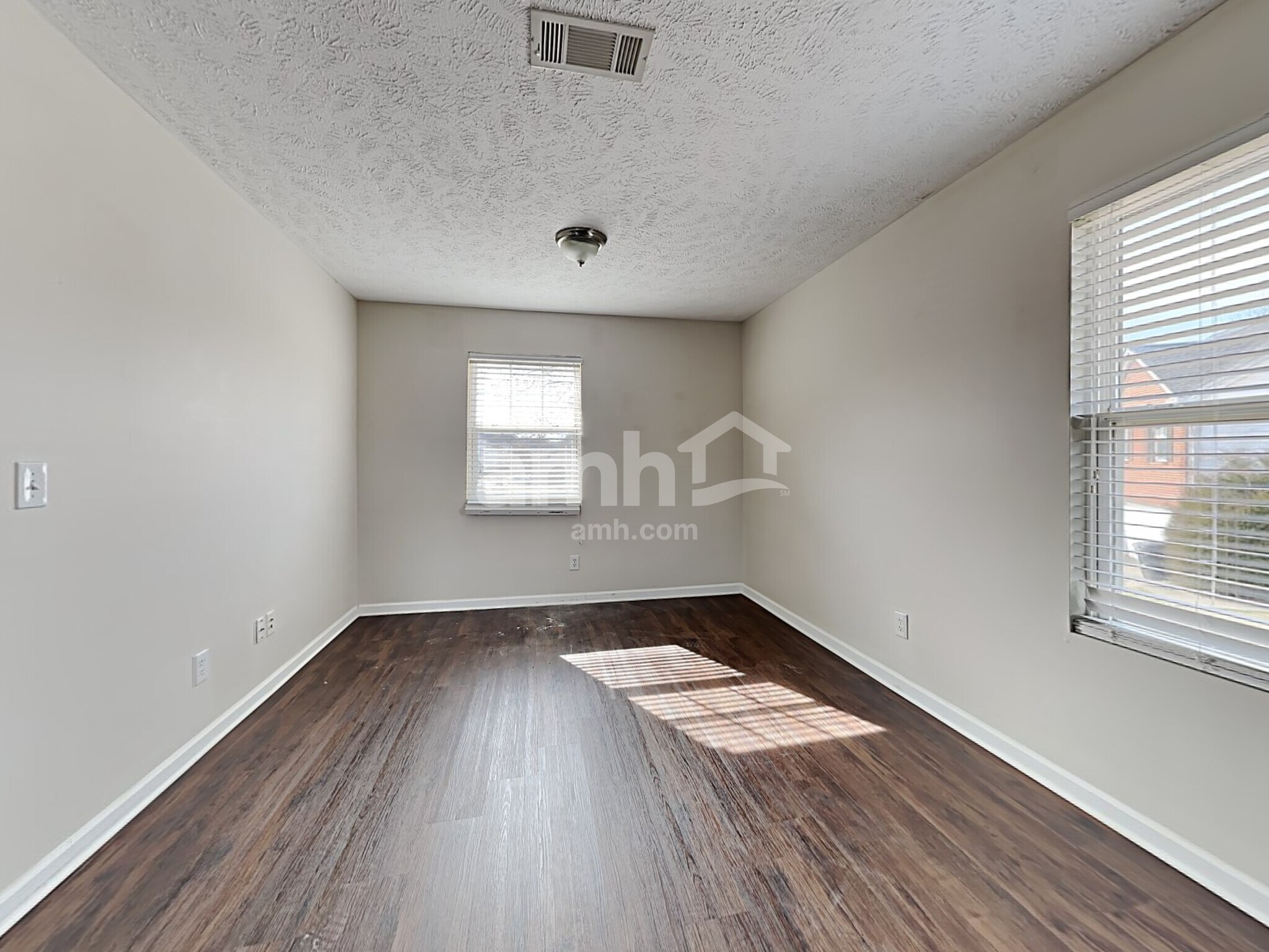Building Photo - 1316 Roxbury Ct