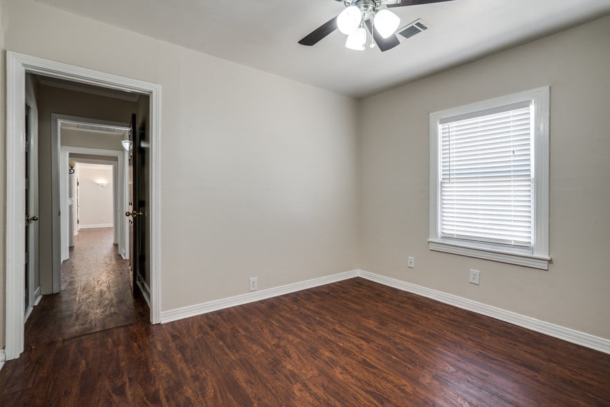 Master Bedroom - 1401 Hurley Ave