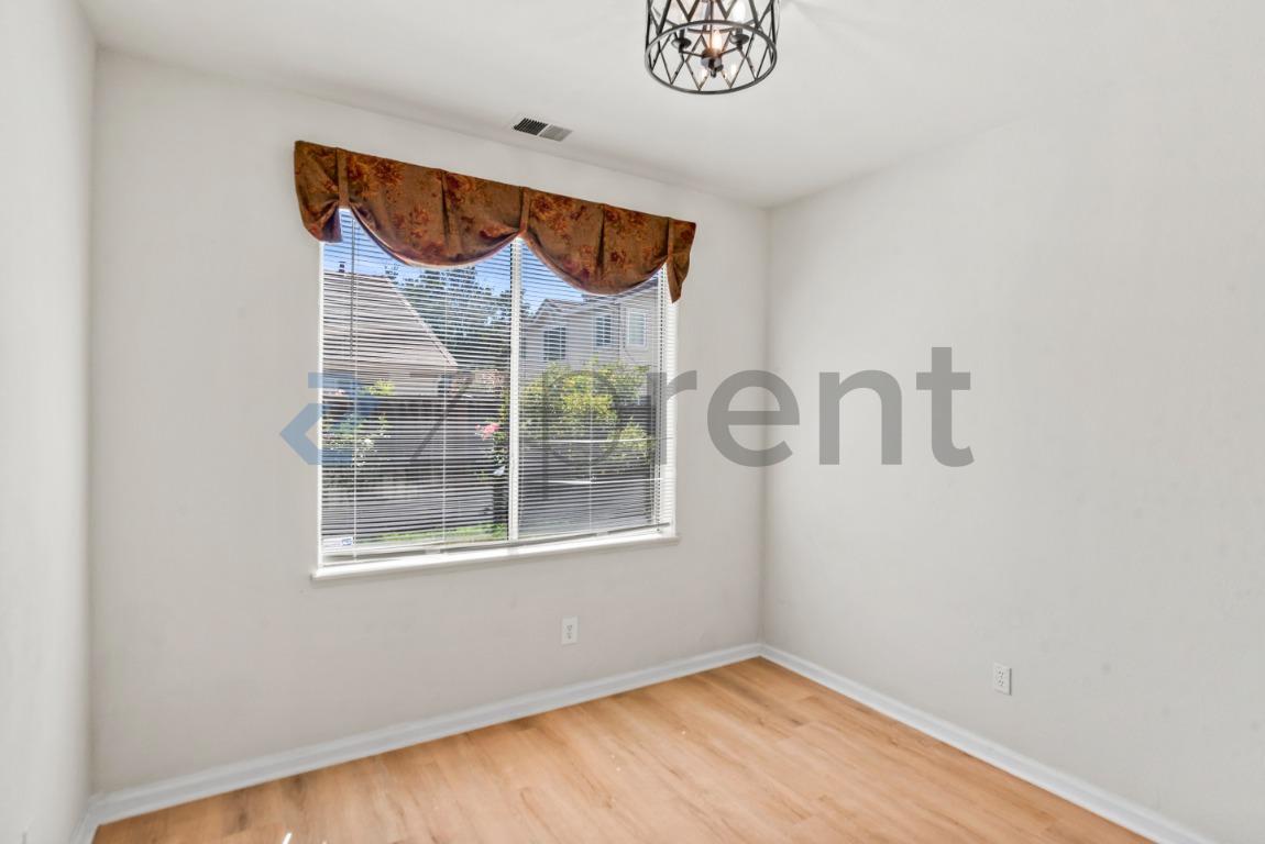 Building Photo - Unit