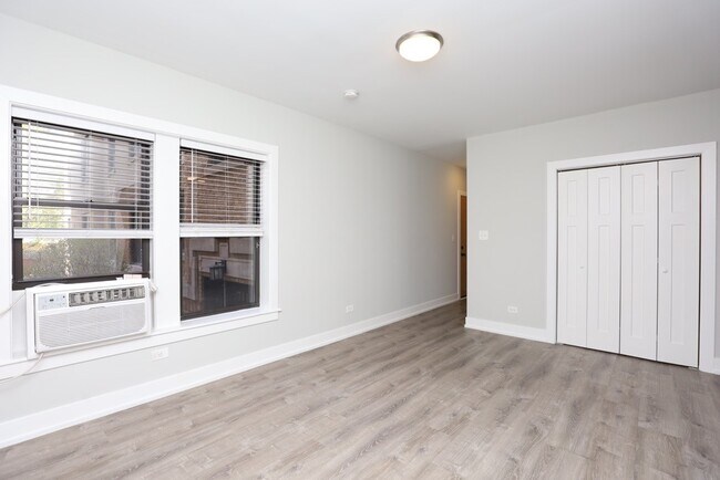 Building Photo - 716 W Brompton Ave