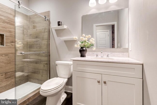 Building Photo - 626 S Curley St