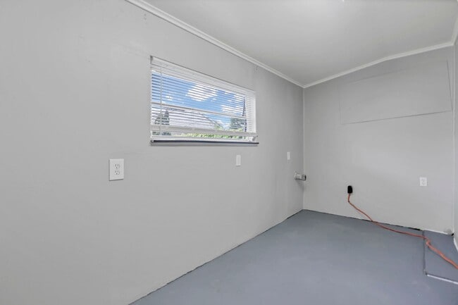 Building Photo - 341 E Markison Ave