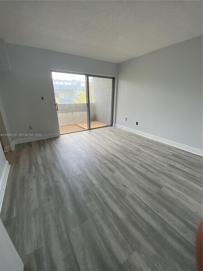 Building Photo - 9375 Fontainebleau Blvd