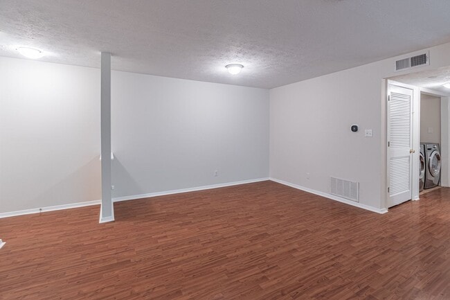 Building Photo - Welcome to this charming 2 bedroom, 2 bath...