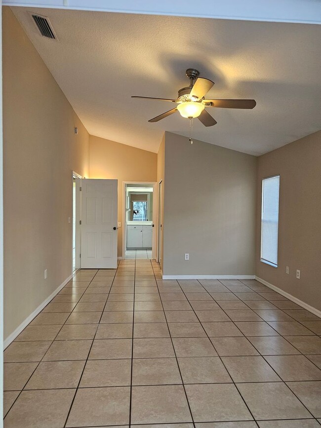 Building Photo - 627 25th Dr E