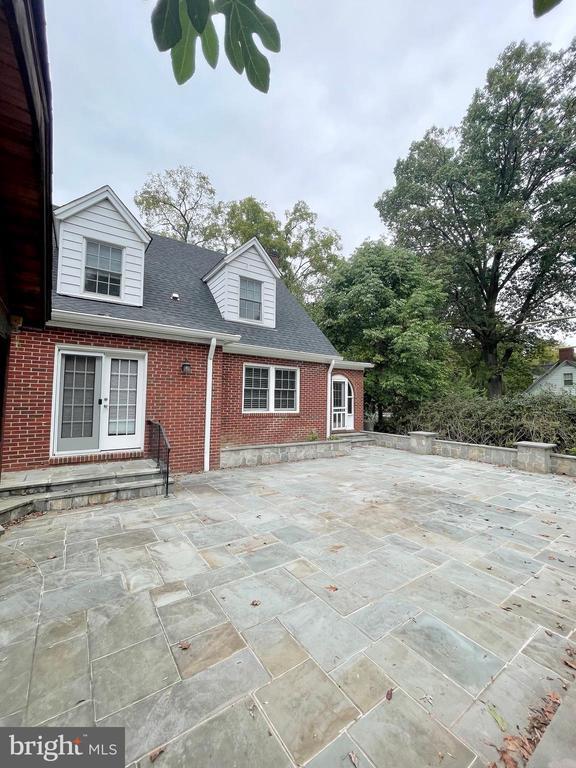 Building Photo - 9309 Main St