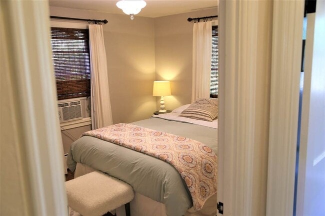Building Photo - Charming 2 bed 1 bath Furnished, Utilities...