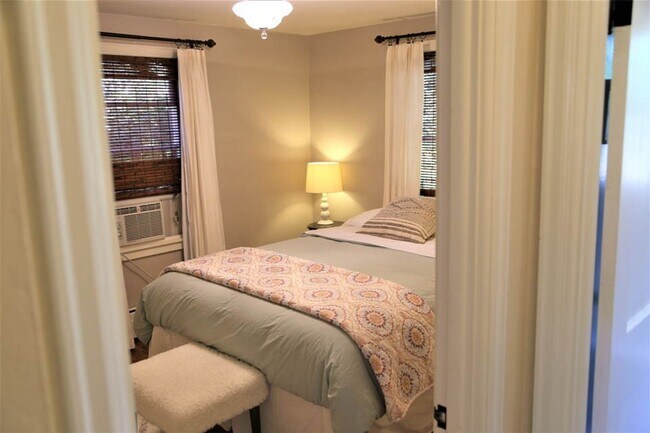 Building Photo - Charming 2 bed 1 bath Furnished, Utilities Included