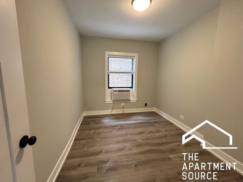 Building Photo - 711 W Brompton Ave