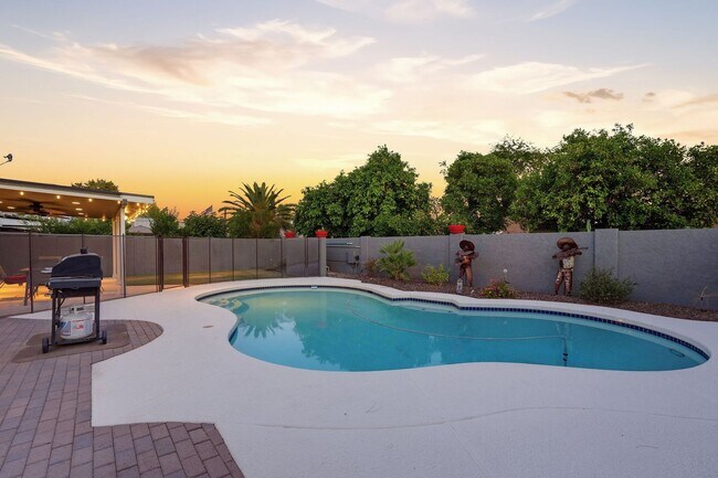 Building Photo - 4 Bed Home in Scottsdale Quarter!!
