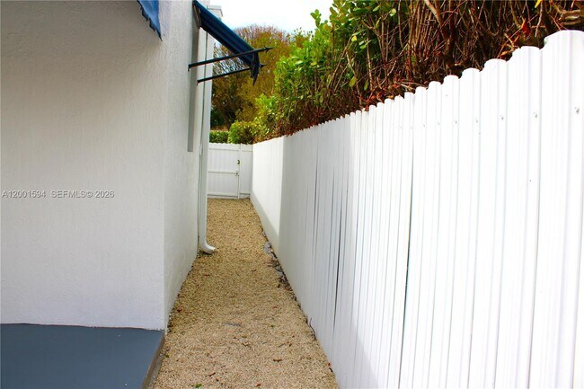 Building Photo - 2253 SW 10th St