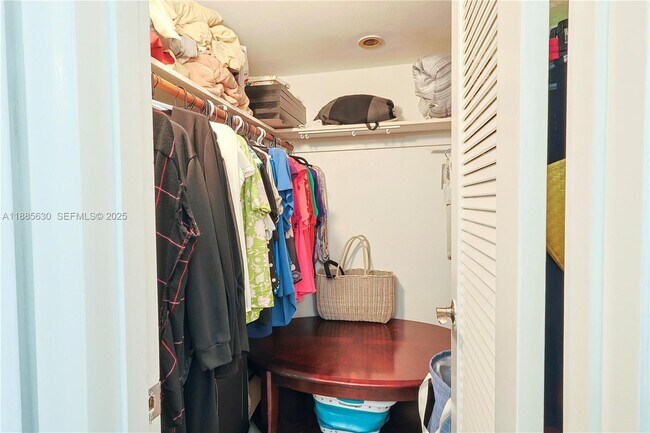 Building Photo - 2999 Point E Dr