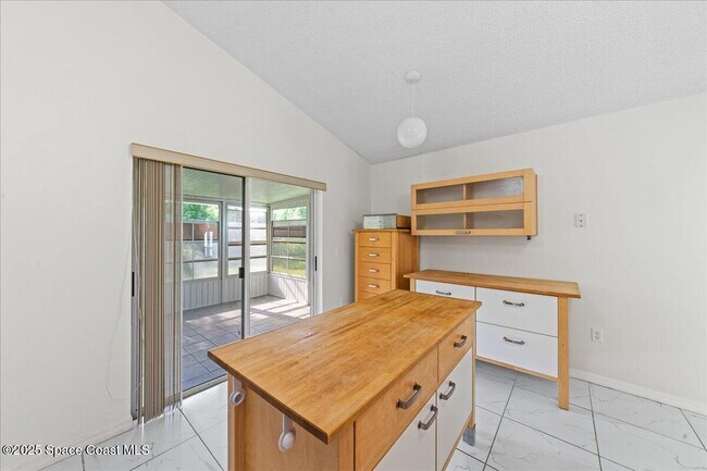 Building Photo - 2165 Redwood Cir