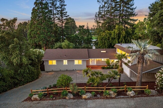 Building Photo - Spacious Menlo Park Retreat with 6 Bedroom...