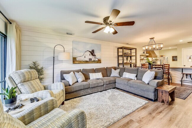 Building Photo - 11222 Hutchison Blvd