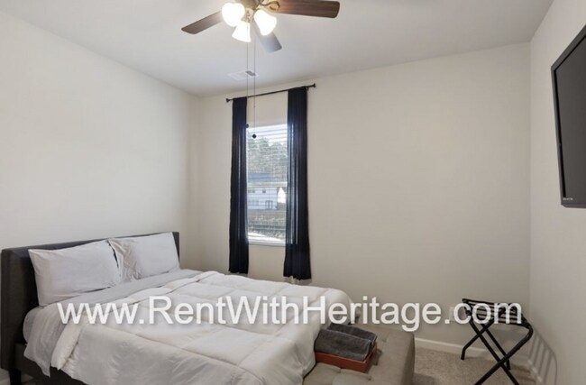 Building Photo - Custom DR Horton Home in Popular Overlook at Camp Creek/ Attention to Detail / Fantastic Location