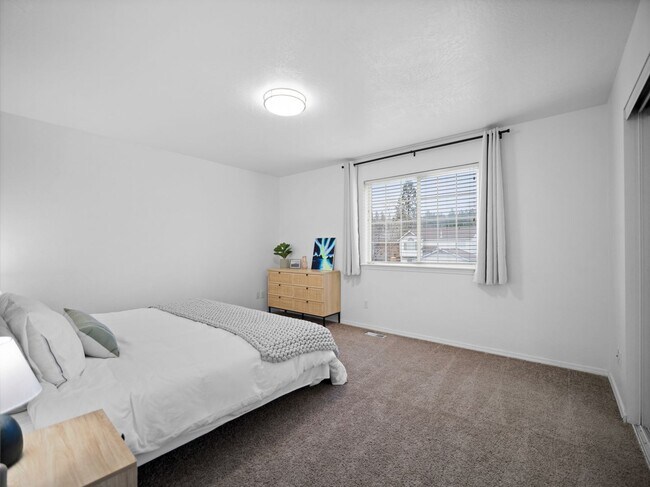 Building Photo - Bright & Comfortable 3 Bedroom Home (Furnished)