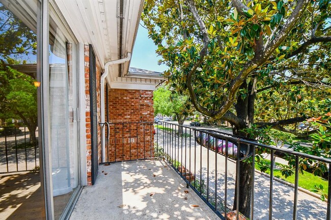 Building Photo - 2824 Briarhurst Dr