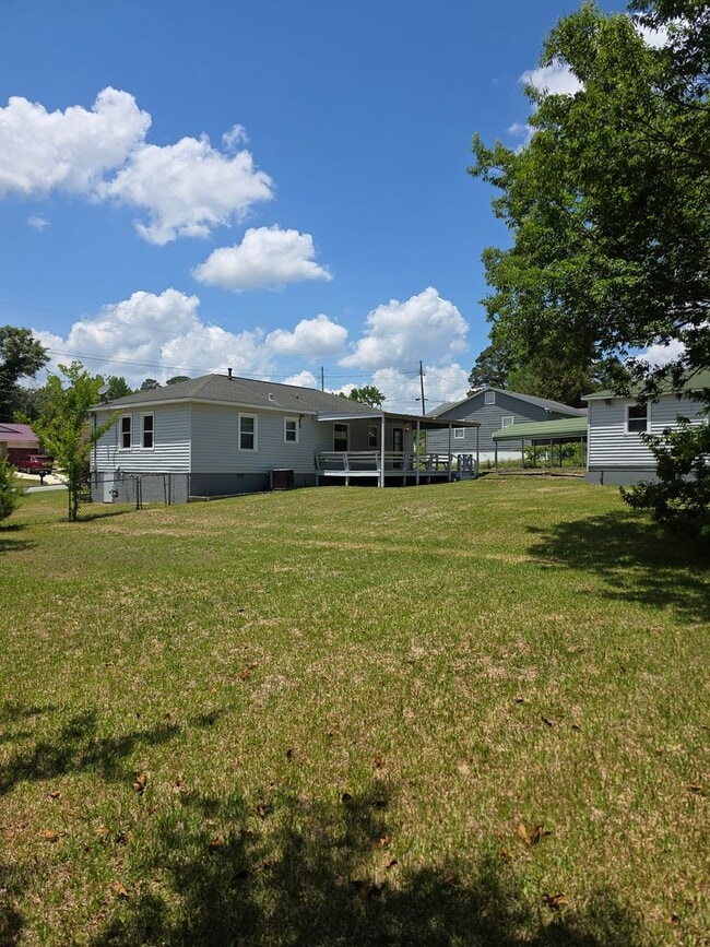 Building Photo - 3 Bedroom, 1 Bathroom Rental