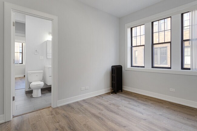 Building Photo - 7626 N Eastlake Terrace