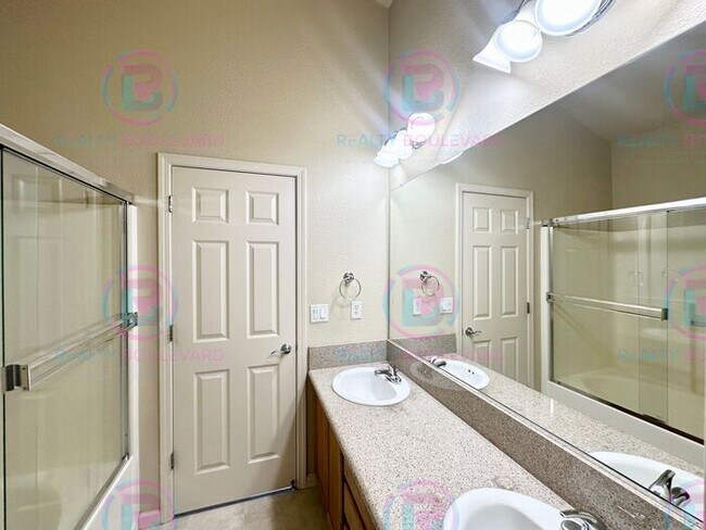 Building Photo - 3 Bedroom 2.5 Bathroom + Loft & 2 Car gara...