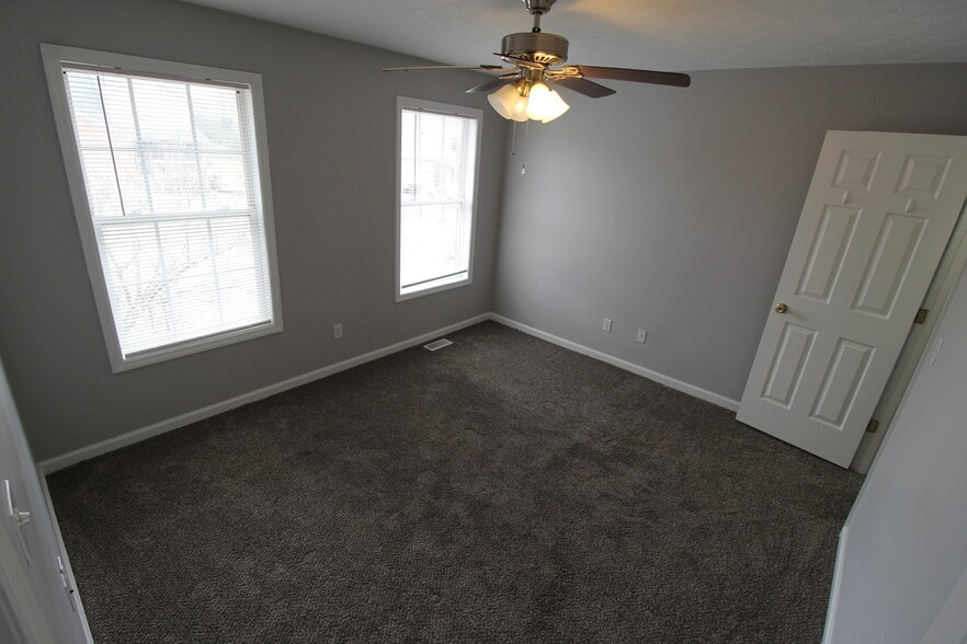 Building Photo - 561 Hampton Way