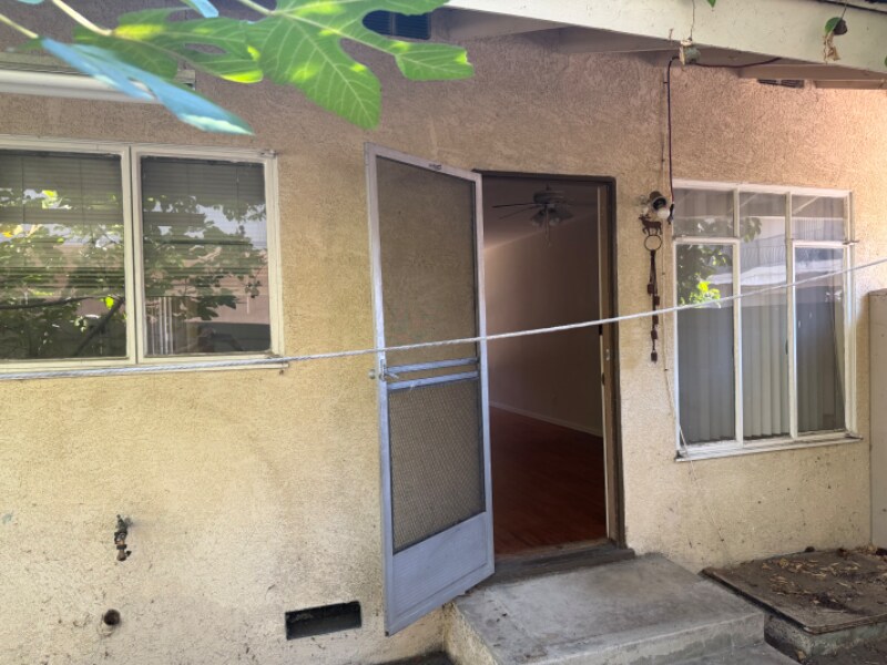 Building Photo - 918 W Huntington Dr