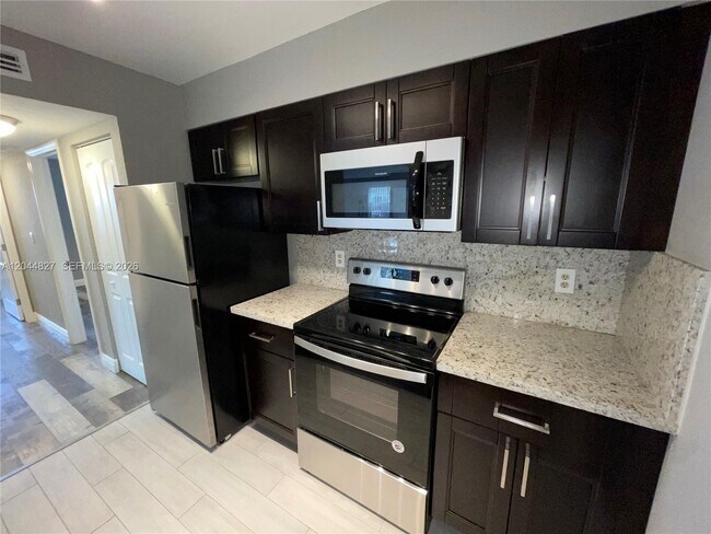 Building Photo - 2831 N Oakland Forest Dr