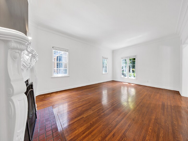 Building Photo - 7467 Hollywood Blvd