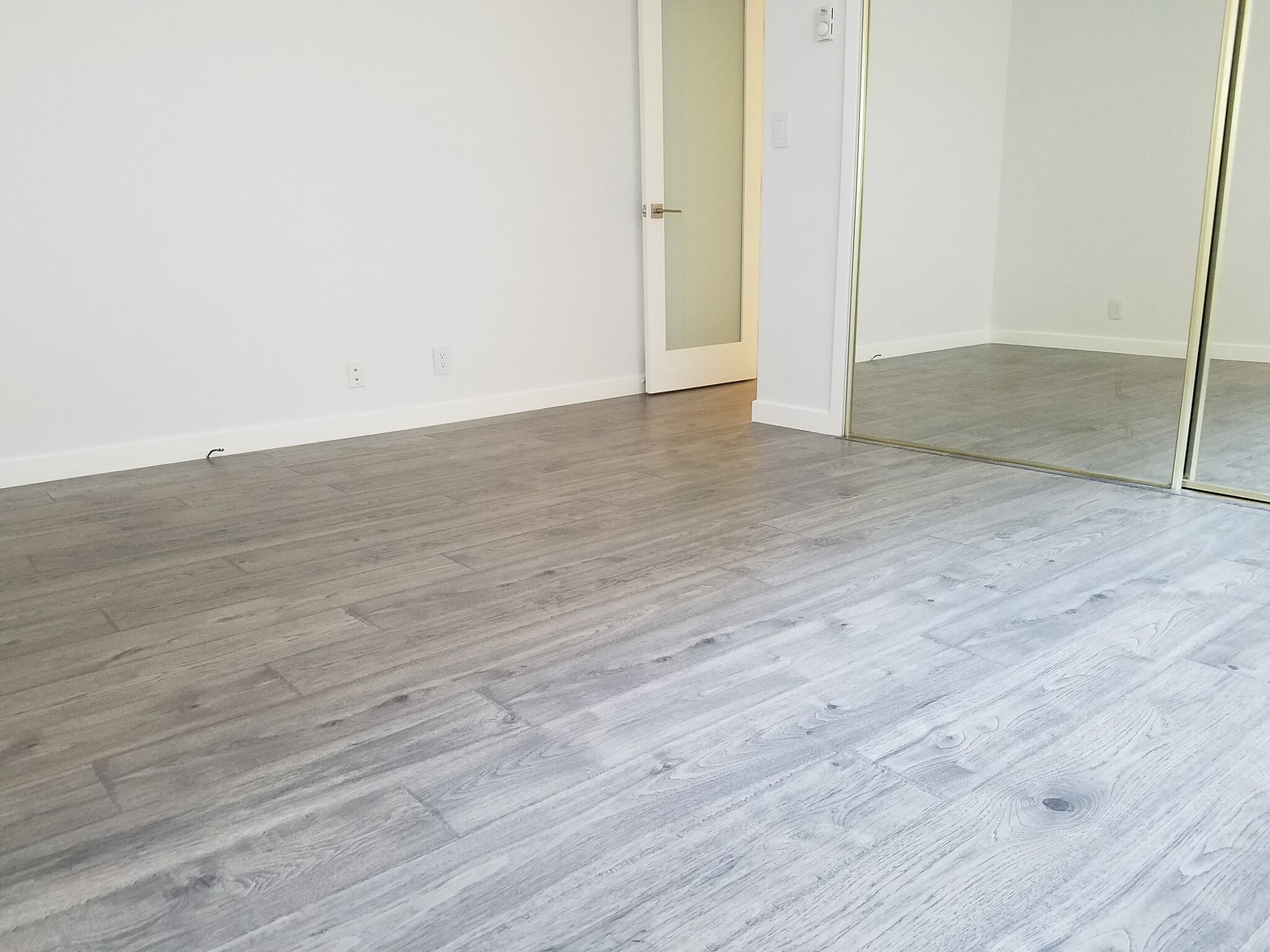 Gray wood grain flooring - 11946 Dorothy St
