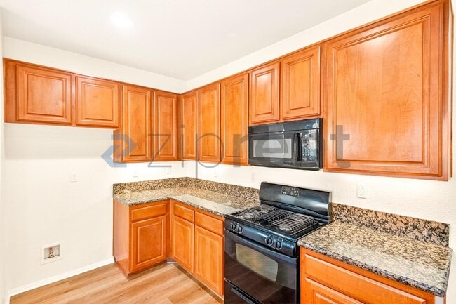 Building Photo - 6085 Medinah St