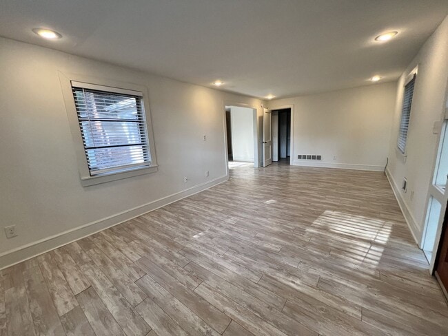 Building Photo - 3 Bed | 2 Bath Single Family Home