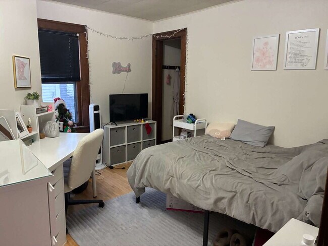 Building Photo - Nice 3 Bed 1 bath close to Water St. and UWEC! Available June 1st