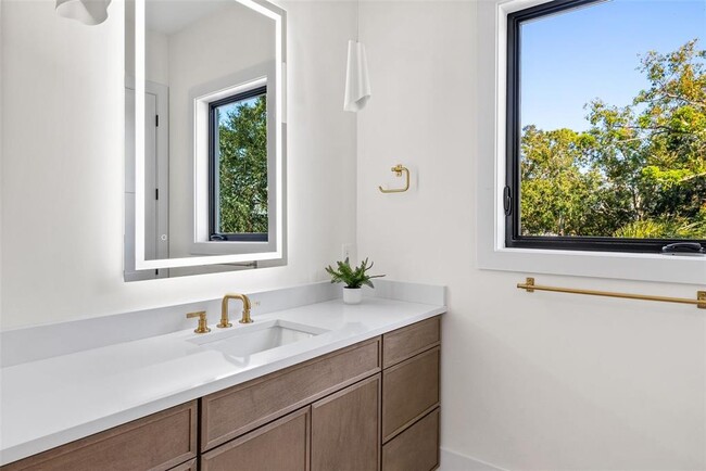 Building Photo - 2106 S Cortez Ave