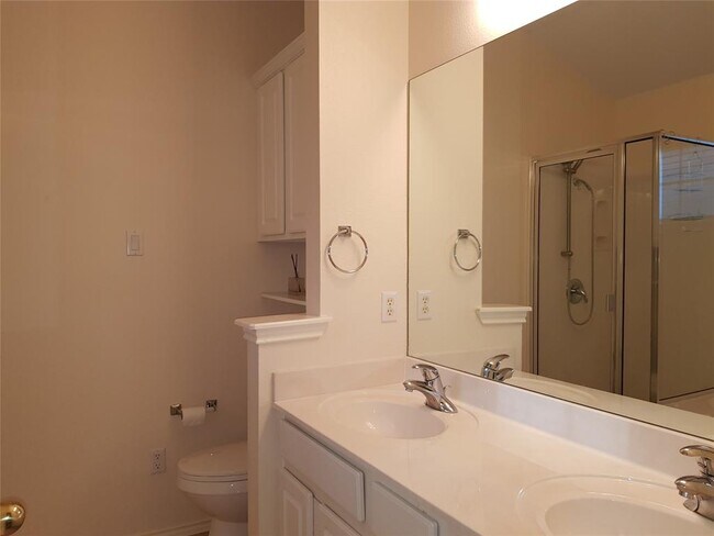 Building Photo - 16100 S Great Oaks Dr