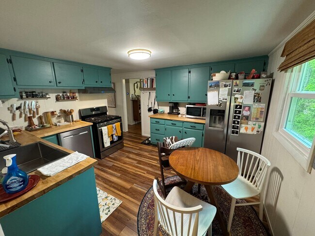 Building Photo - Awesome Home Near Downtown Athens!