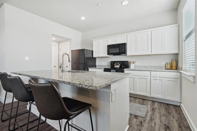 Building Photo - 523 Powell Dr