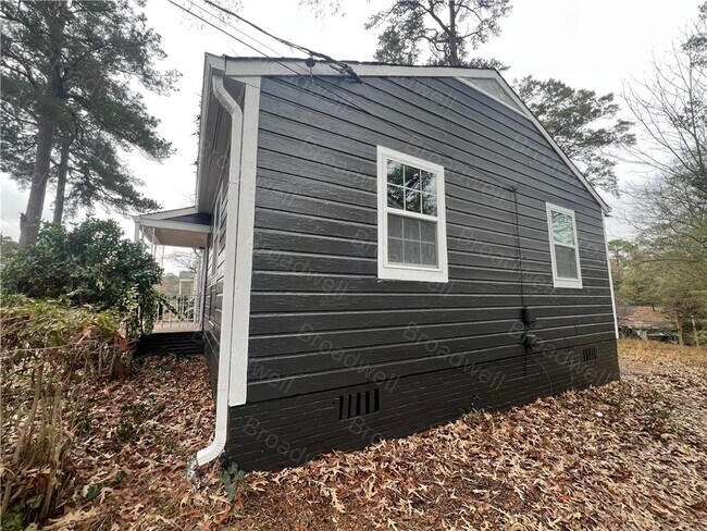 Building Photo - 1860 Broadwell St SW