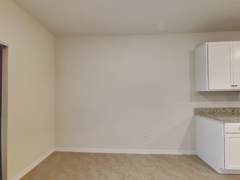 Building Photo - 1417 Sugarwood St