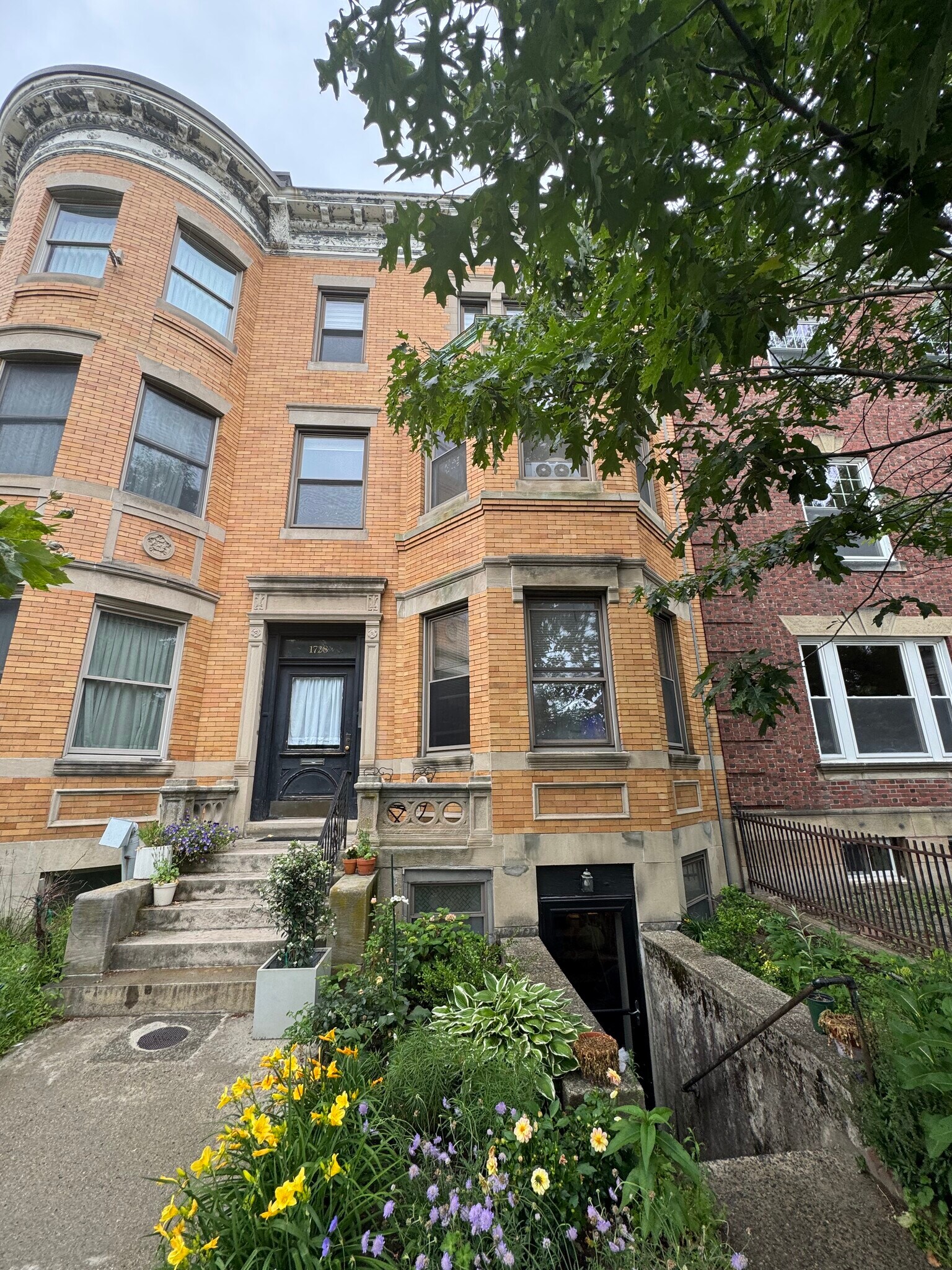 Building Photo - 1728 Beacon St