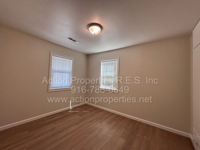 Building Photo - Cottage Style Home in the Heart of Roseville - Large Yard - Completely Renovated!