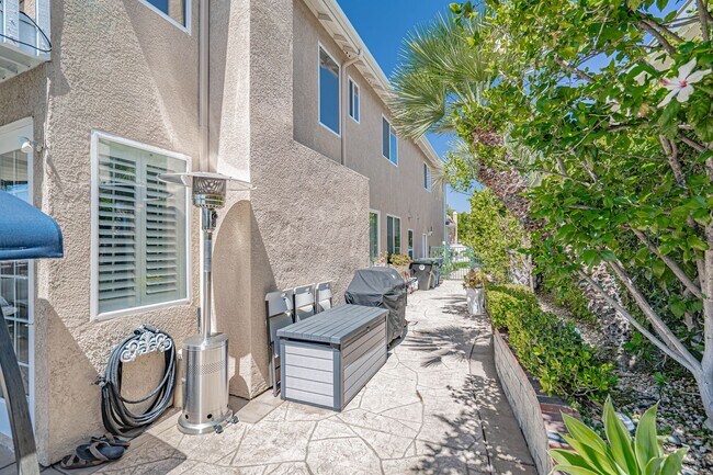 Building Photo - Expansive 5-Bedroom Home with Spa & Solar ...