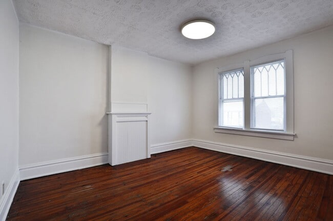 Building Photo - 229 E 11th Ave