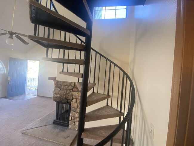 Building Photo - Charming Condo with a Loft!