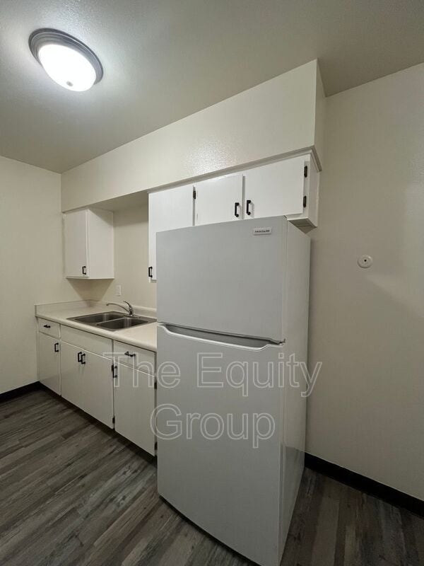 Building Photo - 1438 W Elowin Ave