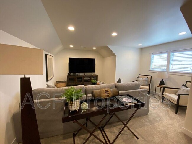 Building Photo - 1285 Salix Ln